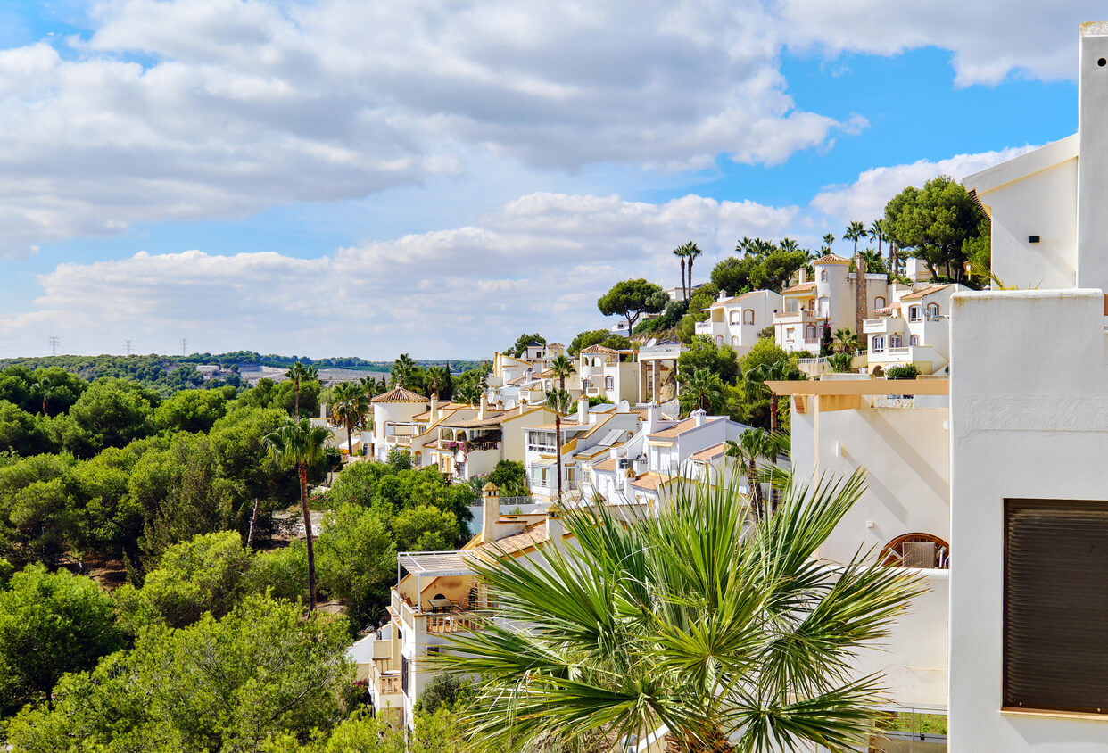 Buying a Home Overseas: A Currency Checklist from Offer to Completion
